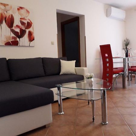 Apartman Lean Пула Екстериор снимка