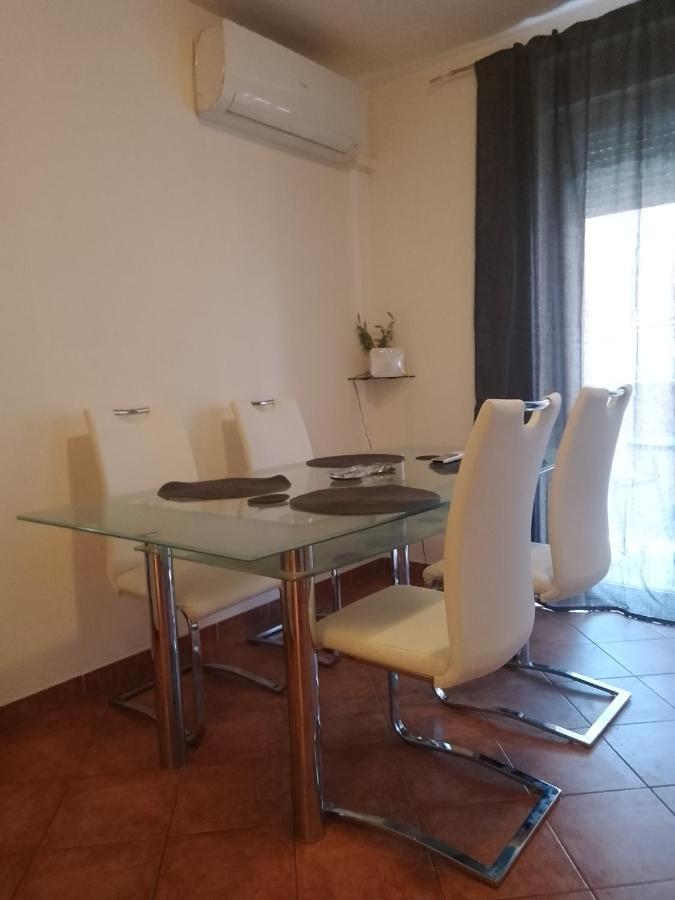 Apartman Lean Пула Екстериор снимка