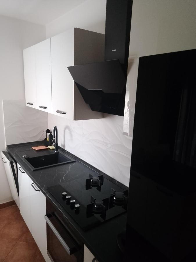 Apartman Lean Пула Екстериор снимка