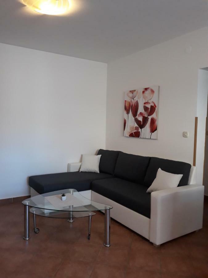 Apartman Lean Пула Екстериор снимка