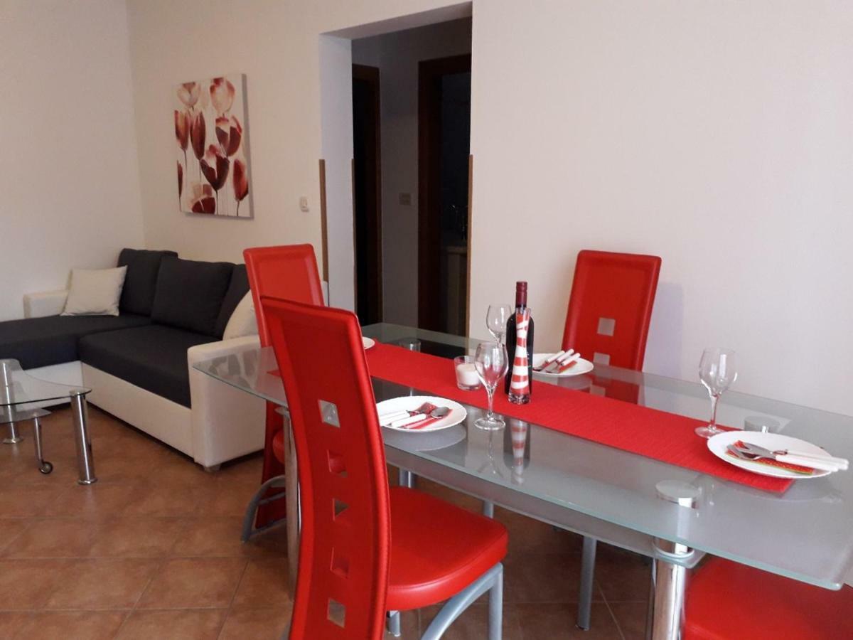 Apartman Lean Пула Екстериор снимка