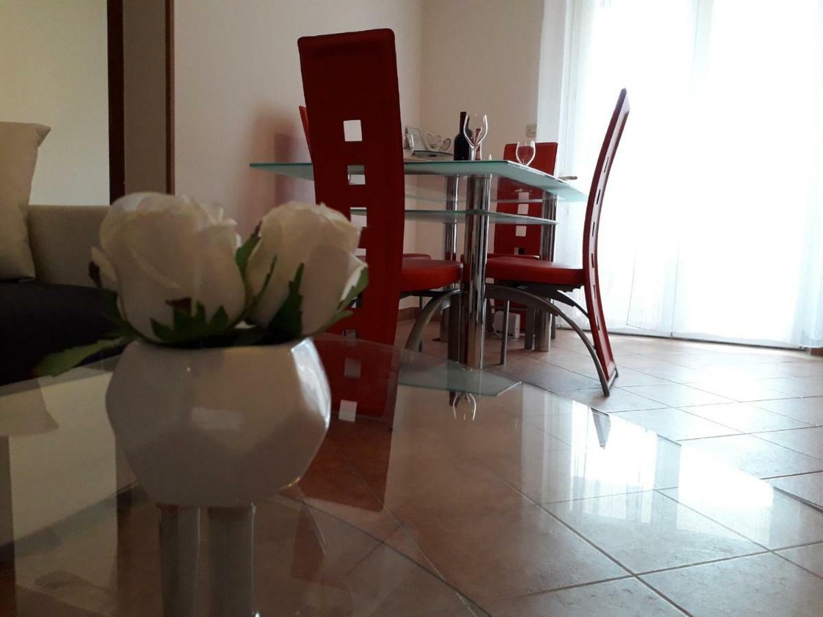 Apartman Lean Пула Екстериор снимка