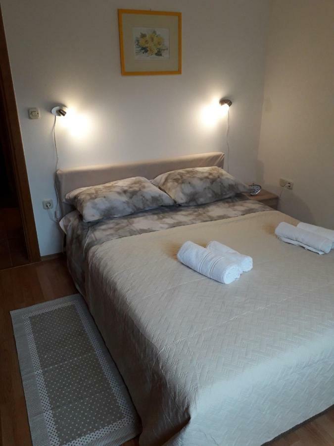 Apartman Lean Пула Екстериор снимка