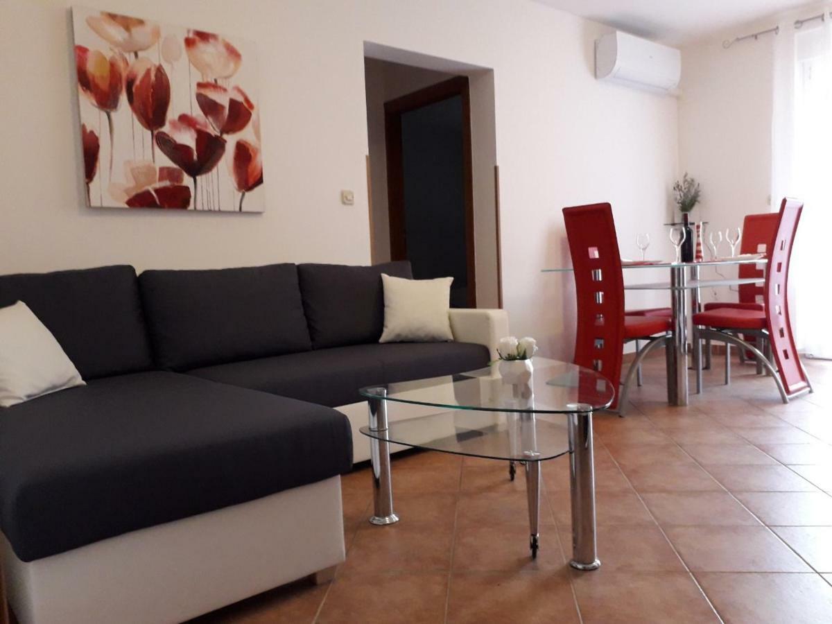 Apartman Lean Пула Екстериор снимка