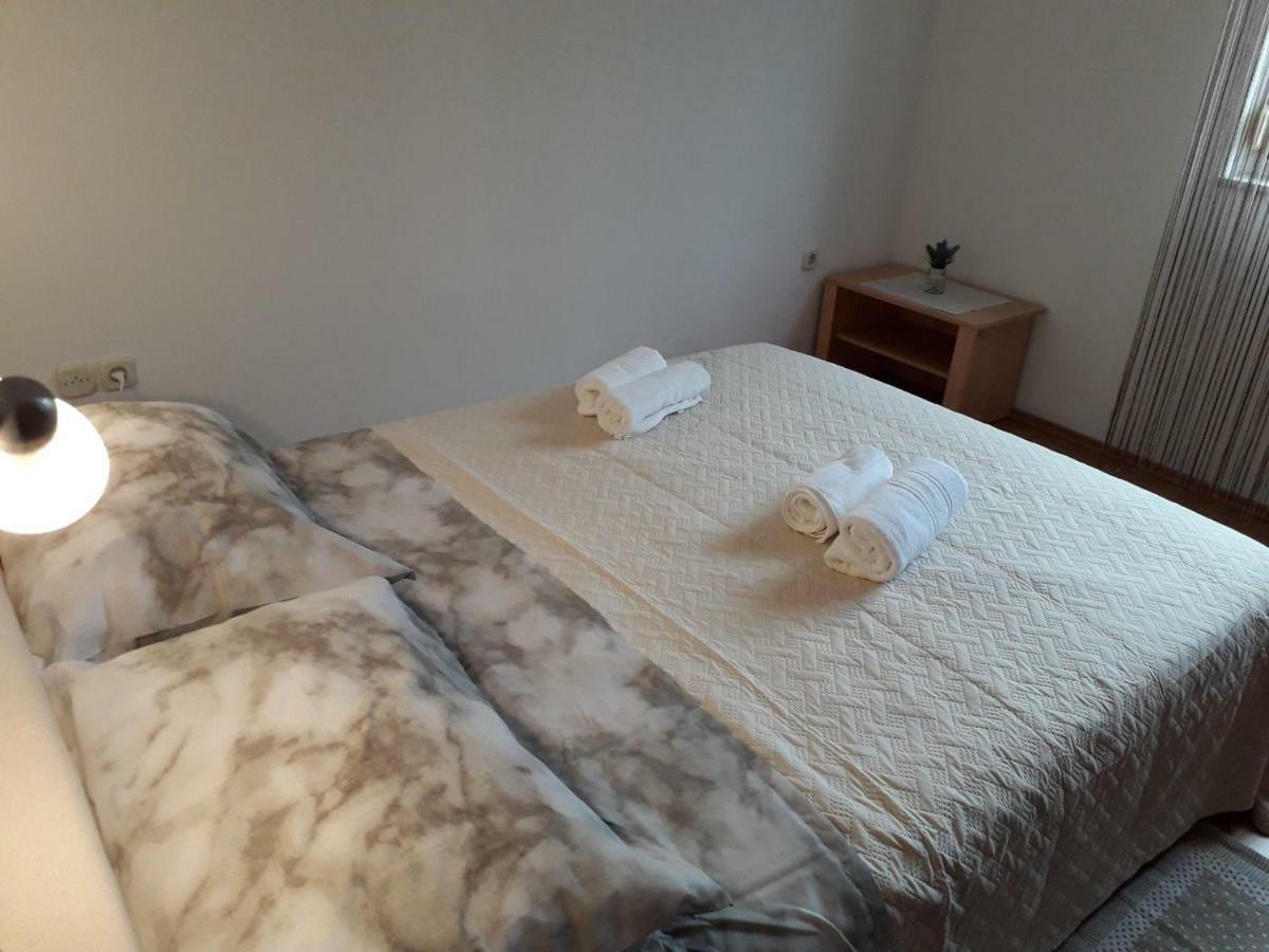 Apartman Lean Пула Екстериор снимка
