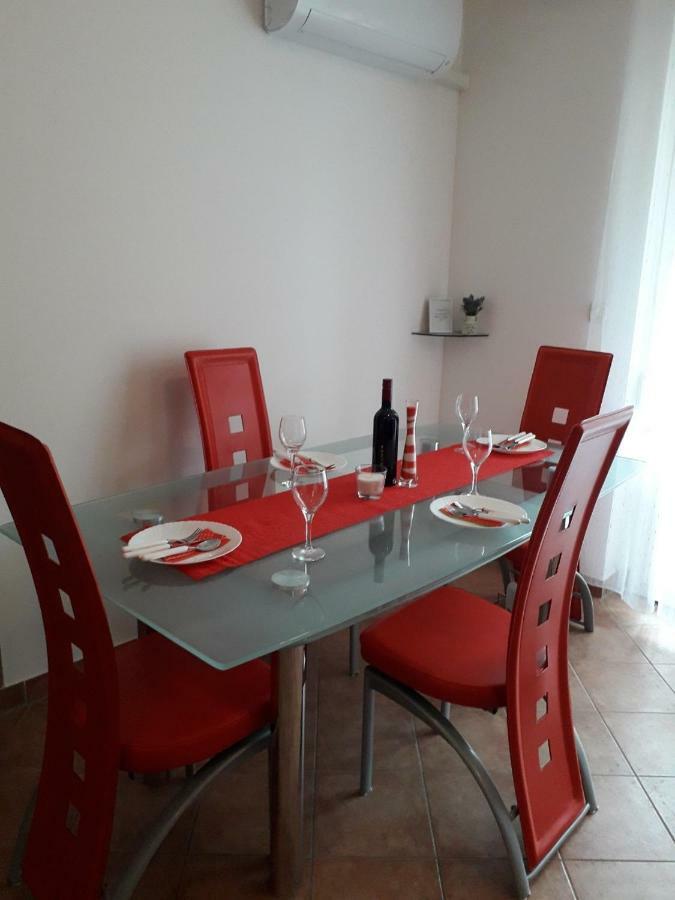 Apartman Lean Пула Екстериор снимка