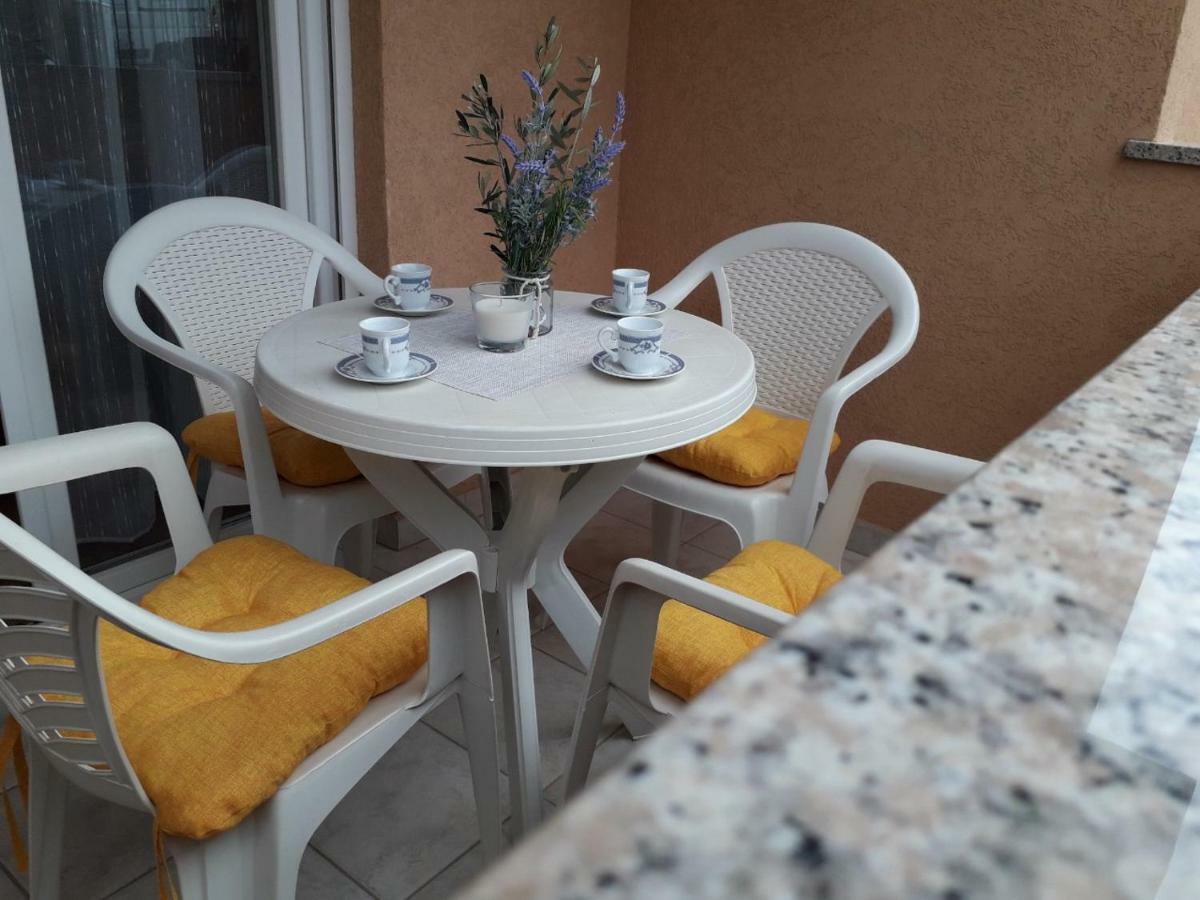 Apartman Lean Пула Екстериор снимка