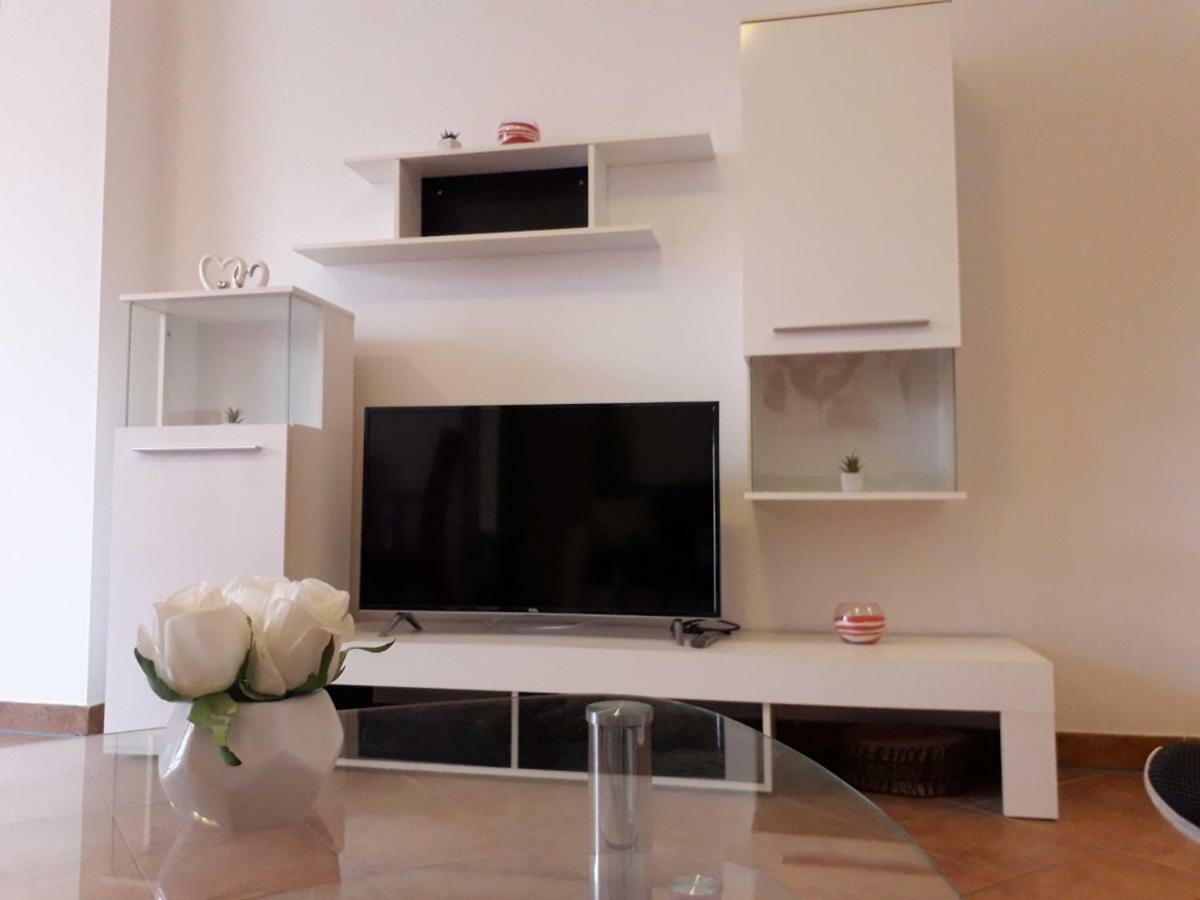 Apartman Lean Пула Екстериор снимка